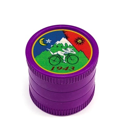 Triturador de ervas roxo com tampa decorada com desenho colorido e números 25 e 1943