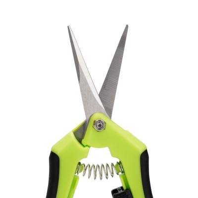 Tesoura com cabo verde-limão e lâminas de metal afiadas