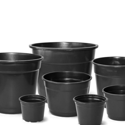 Seis vasos de plantas pretos de plástico de vários tamanhos