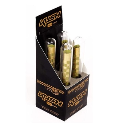 Expositor preto KUSH GOLD + HEMP com quatro tubos transparentes contendo produtos enrolados xadrez dourado e verde.
