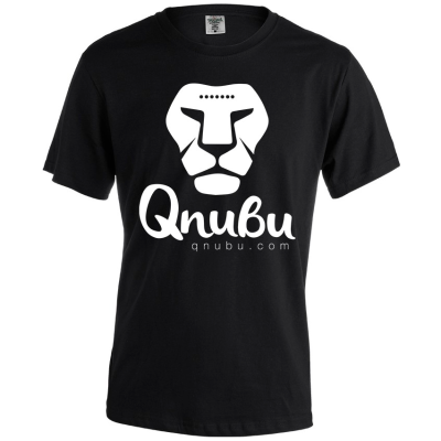 T-shirt preta com estampa branca de leão e texto Qnubu qnubu.com