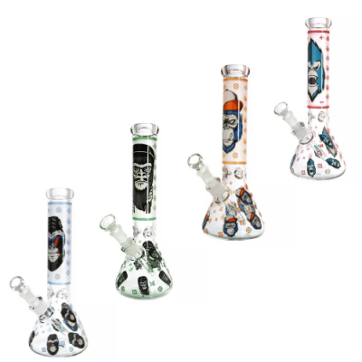 Quatro bongs de vidro transparente com padrões coloridos e cabeças de caveira em fundo branco