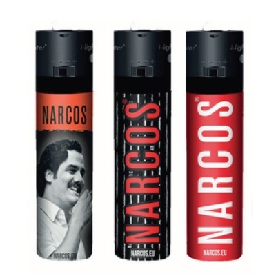 Três isqueiros com design da série Narcos em preto, vermelho e branco