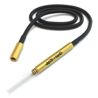 Cabo preto com extremidades douradas e texto TAYLOR*GANG