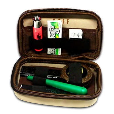 Estojo castanho aberto com isqueiro vermelho, papéis de enrolar Se, cachimbo e objeto verde