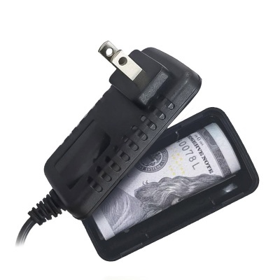 carregador preto aberto com nota de dólar enrolada dentro
