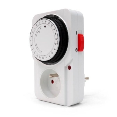 Tomada elétrica temporizadora branca com mostrador circular e interruptor vermelho