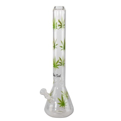 Bong de vidro transparente com folhas verdes e texto Black Leaf