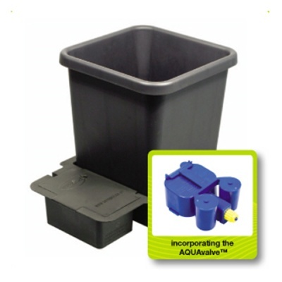 Recipiente quadrado preto em plástico com tampa na base e componente azul AQUAvalve™