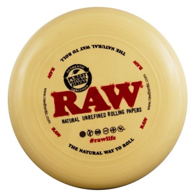 Frisbee amarelo com texto RAW e outros textos promocionais em vermelho e preto.