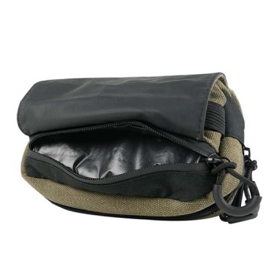 Bolsa compacta verde-oliva e preta com fecho de correr aberta
