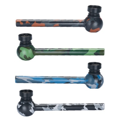 Cachimbos camuflados em várias cores sobre fundo branco