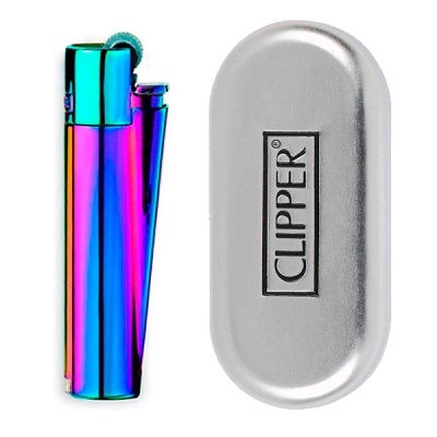 Isqueiro metálico iridescente e estojo prateado com logo CLIPPER