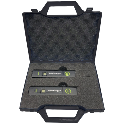 Estojo preto aberto com dois dispositivos eletrónicos pretos dentro