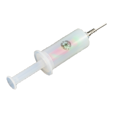 Seringa plástica branca com bico metálico e selo circular