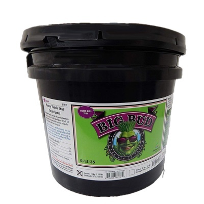 Vaso de fertilizante Big Bud preto com etiqueta verde e ilustração de cabeça com óculos