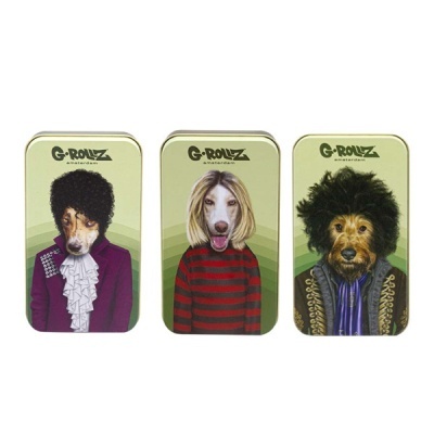 Três caixas metálicas com cães vestidos e perucas, marca G-ROLLZ amsterdam.