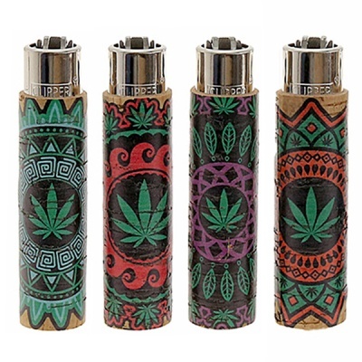 Quatro isqueiros Clipper com desenhos de folhas de cannabis em fundos coloridos e padrões geométricos.