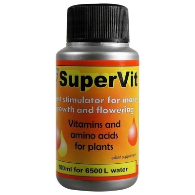 Garrafas cinzenta com tampa preta e rótulo amarelo e laranja do suplemento para plantas SuperVit