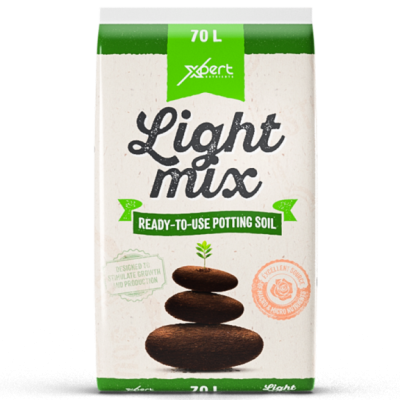 Saco branco e verde de terra para vasos Light mix com capacidade de 70 litros