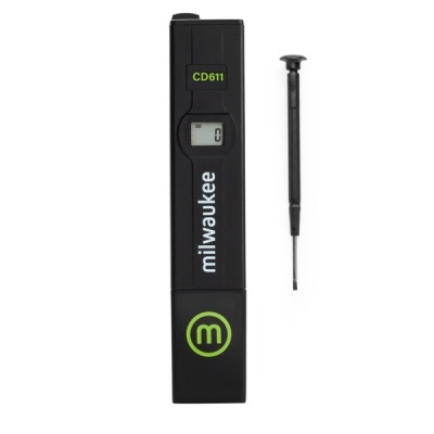 Medidor digital preto com visor LCD e texto CD611 e milwaukee, com chave de fenda pequena ao lado