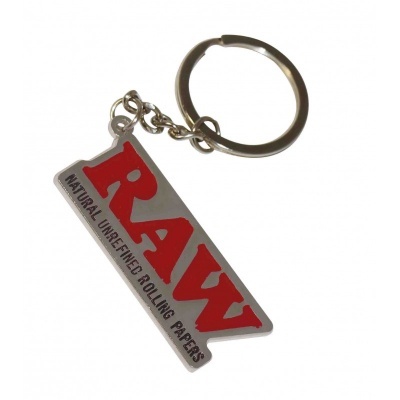 Chaveiro RAW metálico com texto em vermelho e preto