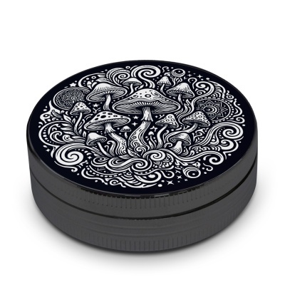 Recipiente redondo preto com tampa decorada com desenho branco de cogumelos e elementos ornamentais.