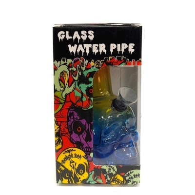 Caixa preta com ilustrações de caveiras coloridas e cachimbo de água de vidro em forma de caveira à vista