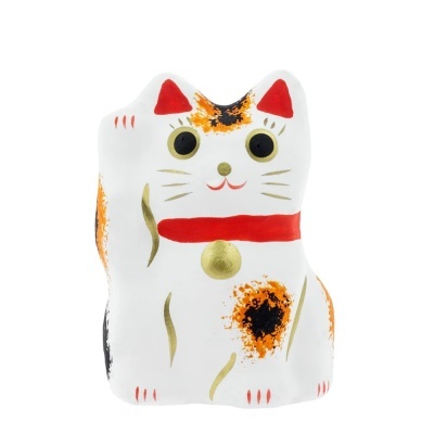 Figura de gato da sorte branco com manchas laranja e preto e coleira vermelha
