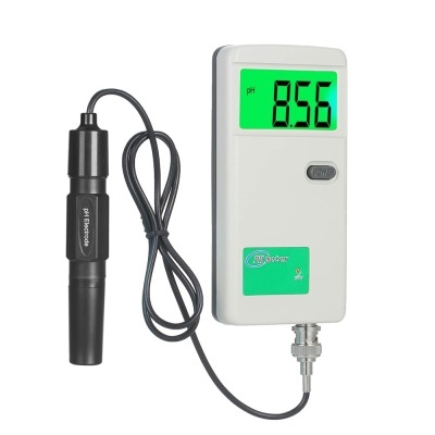 Medidor digital de pH branco com eletrodo preto em fundo branco