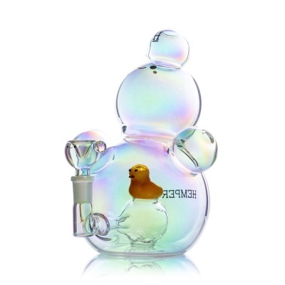 Objeto de vidro translúcido e iridescente em forma de boneco de neve com pato amarelo dentro