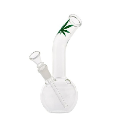 Cachimbo de água em vidro transparente com folha de cannabis verde
