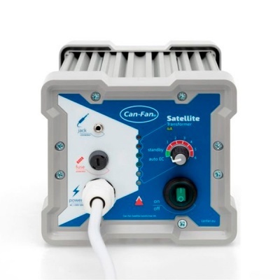 Transformador Satellite 4A Can-Fan cinzento e azul com botões e cabo branco