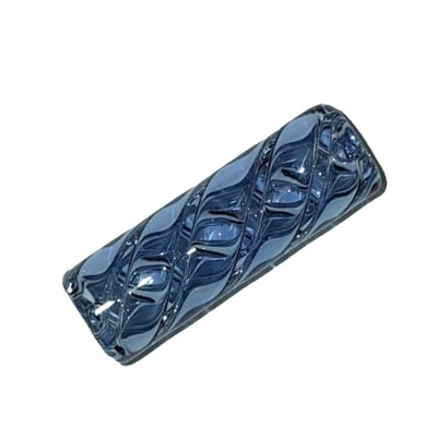 Objeto de vidro azul com padrão ondulado em espiral