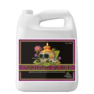 Recipiente plástico branco com rótulo colorido de produto VOODOO JUICE