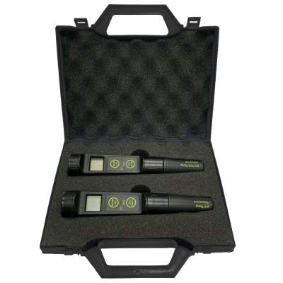 Estojo preto com dois dispositivos eletrónicos pretos com ecrãs e texto verde