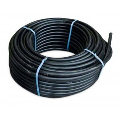 Rolo de tubo preto flexível enrolado com fitas azuis