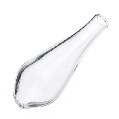 Vaso de vidro alongado transparente em fundo branco