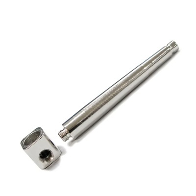 Objeto de metal prateado com duas peças separadas, uma cilíndrica e outra quadrada