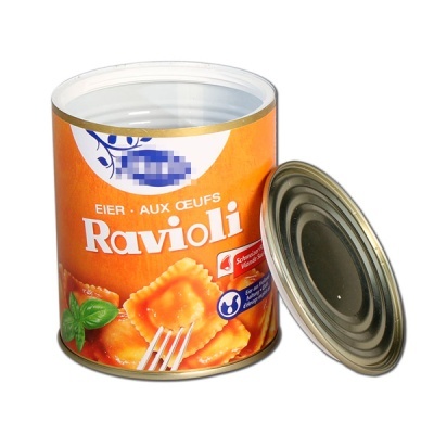 Lata metálica aberta de ravioli com etiqueta laranja e tampa ao lado.