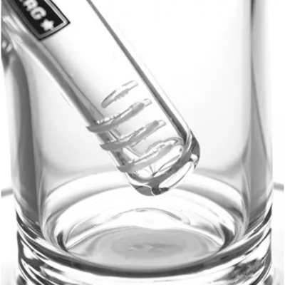 Tubo de vidro transparente dentro de um copo de vidro com rótulo EMBERG