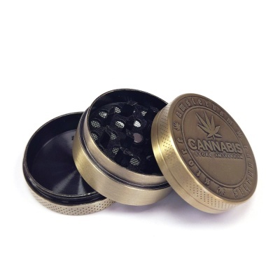 Triturador metálico dourado fosco para cannabis com relevo e três partes