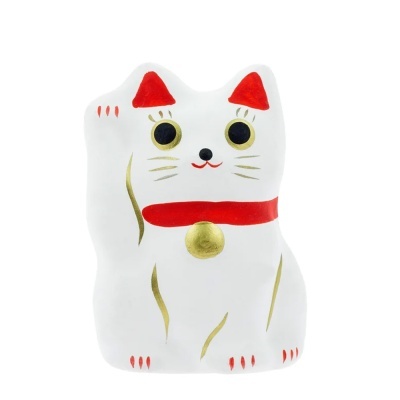 Gato da sorte branco decorativo com detalhes vermelhos e dourados.