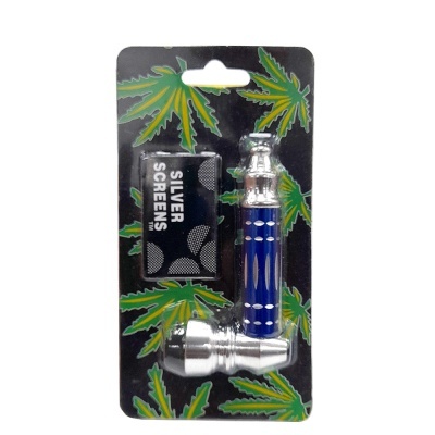 Conjunto metálico azul e prateado com caixa preta e folhas verdes e amarelas em fundo preto