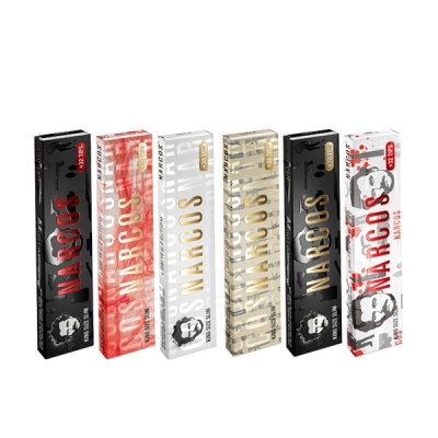 Caixas de cigarrilhas NARCOS em várias cores com letras grandes e rosto ilustrado.