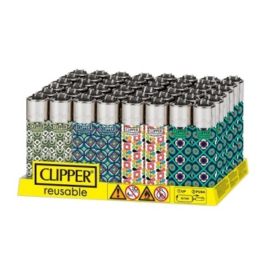 Isqueiros Clipper reutilizáveis com padrões coloridos em base amarela.