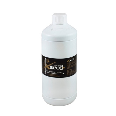 Garrafa plástica branca com rótulo preto e texto Xseed