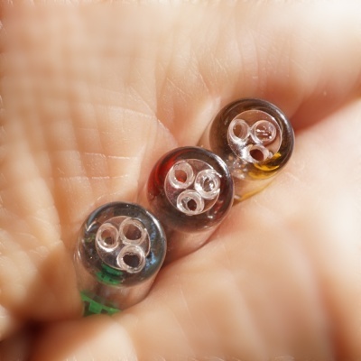 Cartuchos tripolares transparentes coloridos na mão