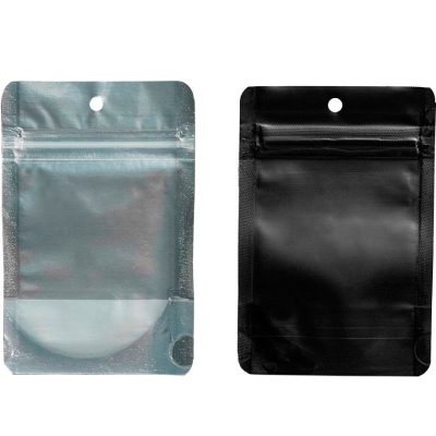 Dois sacos zip lock, transparente e preto, em fundo branco