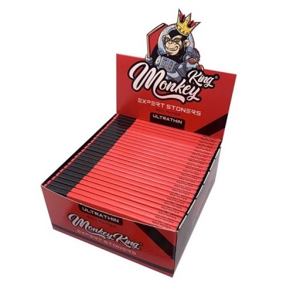 Caixa vermelha e preta com pacotes ultrafinos King Monkey Expert Stoners e um macaco com coroa e fato espacial